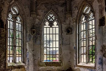 Eine alte Kapelle in einem verlassenen Gebäude in Belgien