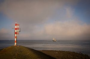 Krabbenkutter segelt in den Hafen von Lauwersoog