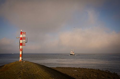 Garnalenkotter vaart naar de haven van Lauwersoog van Bo Scheeringa Photography