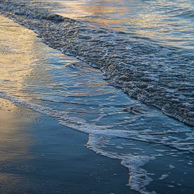 Reflexionen im nassen Sand und sanfte Wellen 1 von Adriana Mueller