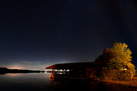 Bootshaus am Bannwaldsee unter funkelnden Sternen von ManfredFotos