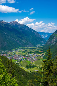 Blick auf das Ötztal und die Stadt Umhausen in Tirol, Österreich während