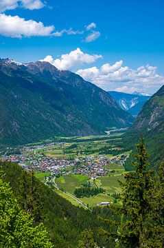 Vue sur la vallée de l'Ötztal et la ville d'Umhausen au Tyrol, en Autriche, au cours d'une journée de travail. sur Sjoerd van der Wal Photographie