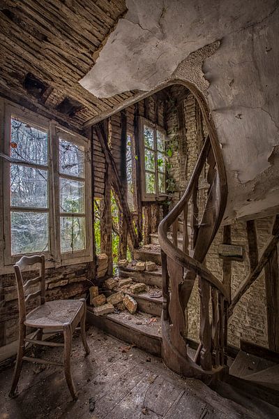 Escalier en bois dans le château abandonné par Kelly van den Brande