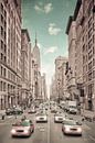NEW YORK CITY 5th Avenue verkeer | stedelijke vintage stijl van Melanie Viola thumbnail