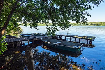 Ausblick mit Steg, Boote und Bäume in Stintenburg am Schaalsee von Rico Ködder