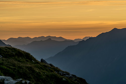 Een nieuwe dag: zonsopkomst in de bergen (Zillertaler Alpen, Tirol)