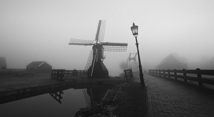Nebliger Morgen mit Mühlen und Wiese von Thomas Kuipers