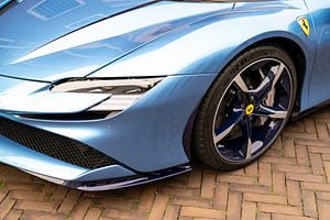 Sportwagen Ferrari SF90 in hellblau