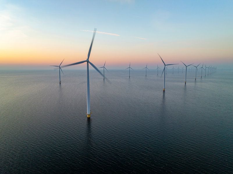 Windmolens in een offshore windpark tijdens zonsondergang van Sjoerd van der Wal Fotografie