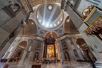 Koepel van Sint Peter Basiliek in Rome, Italië van Joost Adriaanse
