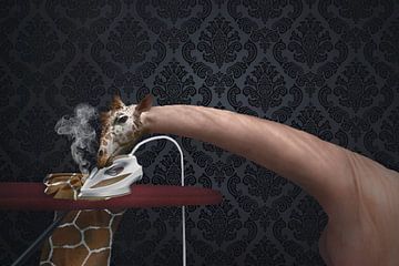 Unieke Wanddecoratie: Giraffe met Strijkijzer – Humoristisch en Origineel van Elianne van Turennout
