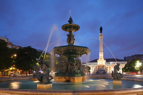 Bronzebrunnen mit Denkmal Dom Pedro IV.und Nationaltheater am Rossio in der Abendd�mmerung  Lissabon