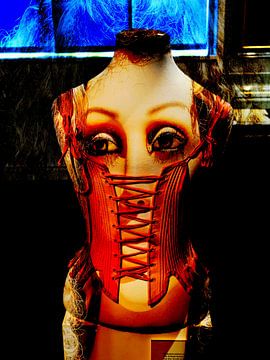 The corseted face von Gabi Hampe