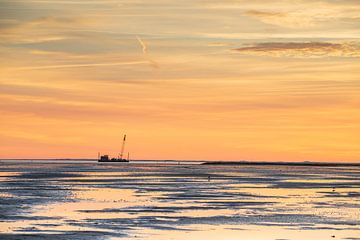 Schöner Himmel bei Sonnenuntergang auf dem Wattenmeer bei Ameland von Meindert Marinus