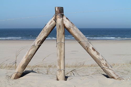 Houten hek op het strand