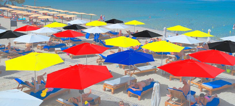 Parasols op strand by Rob IJsselstein