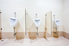Urinale auf der Herrentoilette von Marcel Derweduwen