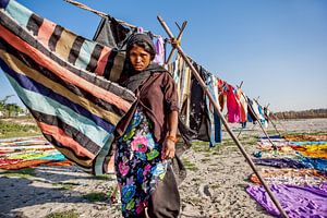 Indiase wasvrouw droogt de was bij de yamuna rivier in Agra. Wout Kok One2expose