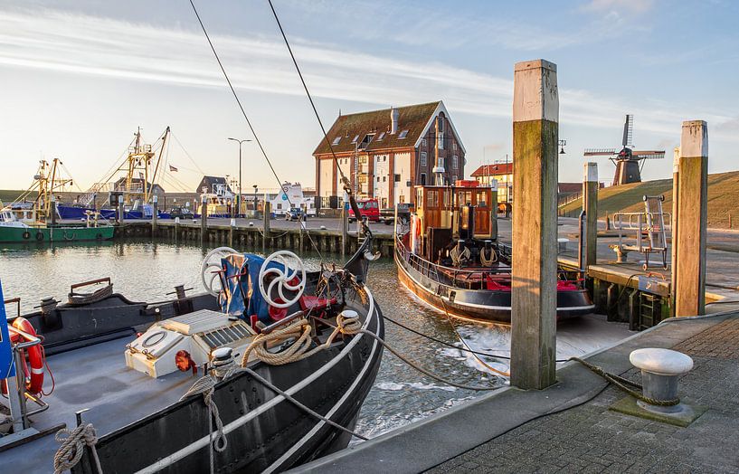 Zonsopkomst in de haven van Oudeschild op Texel / Sunrise in harbour of Oudeschild on Texel van Justin Sinner Pictures ( Fotograaf op Texel)