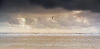 KITESURFER IN HET AVONDLICHT