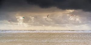KITESURFER IN HET AVONDLICHT