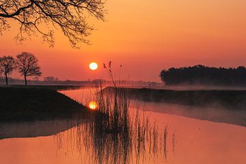 Lever de soleil, aube avec un ciel magnifiquement coloré sur Alex van den Akker