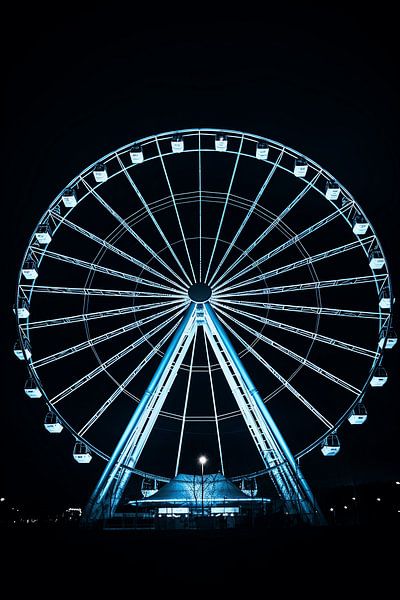 Drehende Unterhaltung - Das lustige Riesenrad auf dem Rummelplatz von Karina Brouwer