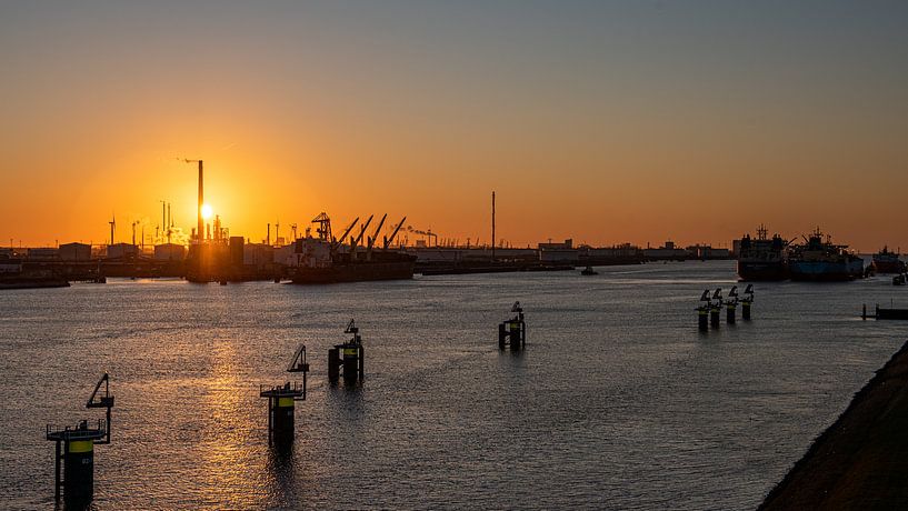 Zonsondergang in de Rotterdamse haven - zicht op Europoort van Erik van 't Hof