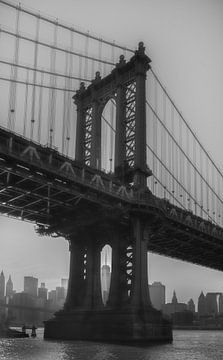 Manhattan bridge Skyline New York van Ton van den Boogaard