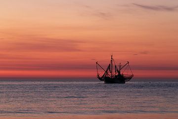 Ameland, Fischerboot auf See nach Sonnenuntergang. von Meindert Marinus