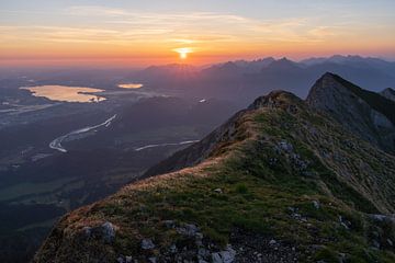 Vue sur le lac Forggensee, Füssen et Hohenschwangau au lever du soleil sur Daniel Pahmeier