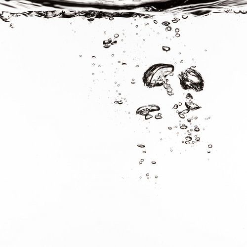 Luft fliegt in Wasser