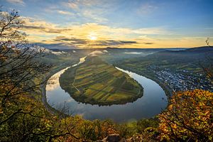 Moselschleife in Bremm, sonnenaufgang von einem Aussichtspunkt