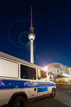 Berlin Fernsehturm mit Polizeifahrzeug im Einsatz