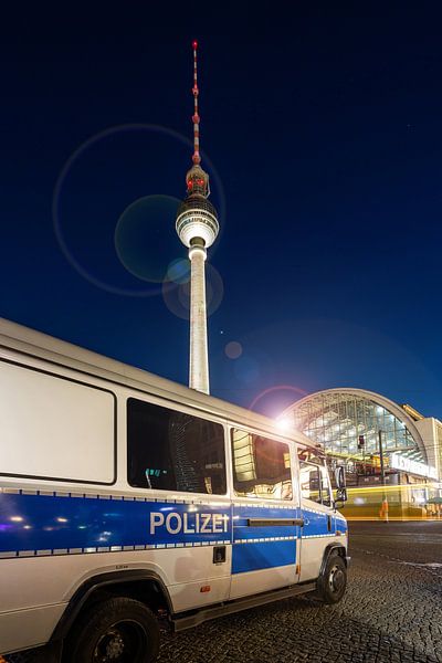 Berlin Fernsehturm mit Polizeifahrzeug im Einsatz von Frank Herrmann