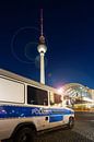 Berlijnse TV-toren met politievoertuig in actie van Frank Herrmann thumbnail