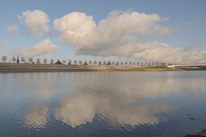 Nijmegen mit schöner Wolkendecke über dem Spiegelwaal