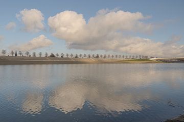 Nijmegen mit schöner Wolkendecke über dem Spiegelwaal