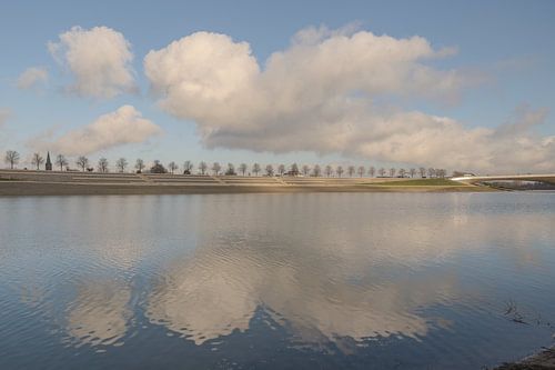 Nijmegen Lent met heerlijke wolkenlucht boven de Spiegelwaal van Caroline Guerain