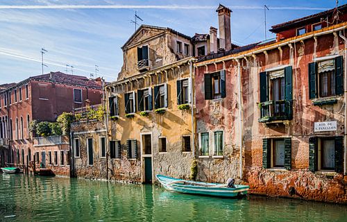Schönes Licht im charakteristischen Kanal von Venedig