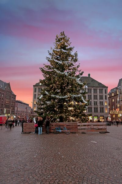 Kerstmis op de Dam in Amsterdam bij zonsondergang von Eye on You