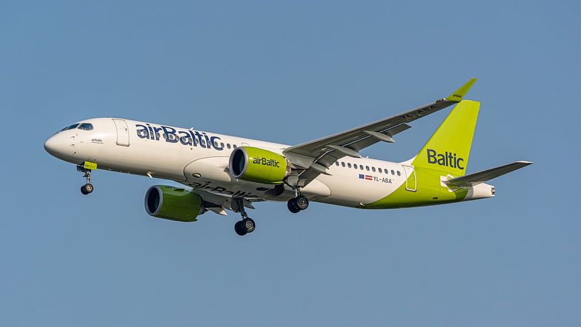 Ankunft AirBaltic Airbus A220-300 Passagierflugzeug. von Jaap van den Berg