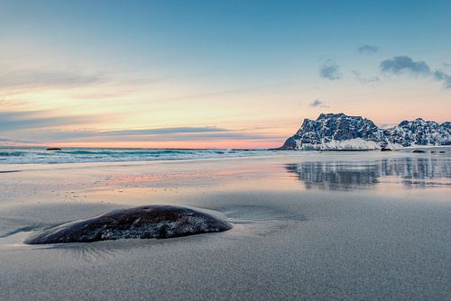 Utakleiv strand in de Lofoten archipel in Noorwegen tijdens een winterse zonsondergang