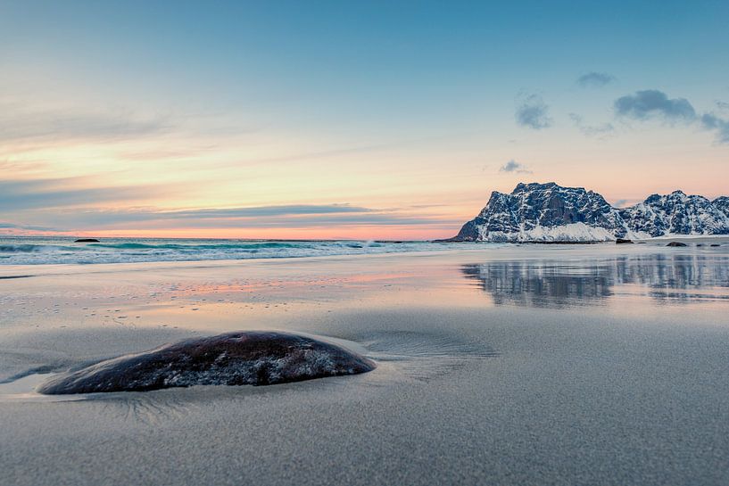 La plage d'Utakleiv dans l'archipel des Lofoten en Norvège pendant un coucher de soleil d'hiver. par Sjoerd van der Wal Photographie