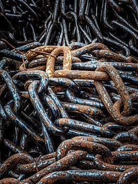 Rusty chain by Luc de Zeeuw