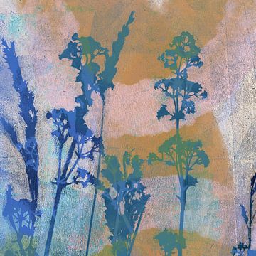 Abstrakte botanische Kunst in Retro-Vibes und Pastellfarben. Blaue Blumen auf Braun von Dina Dankers