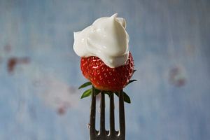 aardbei met yogurt  van Blond Beeld