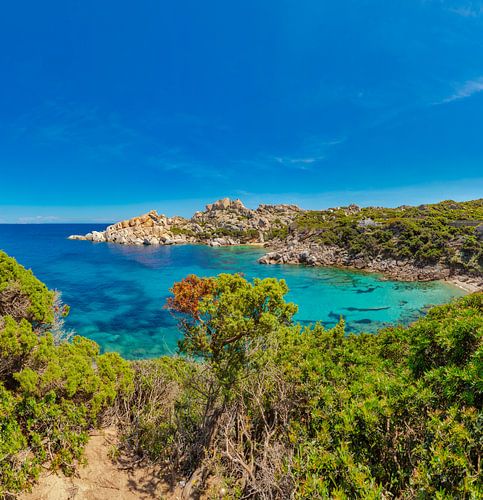 Glashelder water van de baai Cala Spinosa op Capo Testa, Capo Testa, Santa Teresa Gallura, Sardinia, Italië