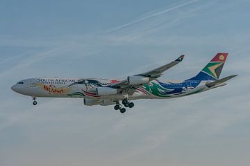 Kleurrijke Airbus A340-300 passagiersvliegtuig van South African Airways in de landing bij de luchth van Jaap van den Berg
